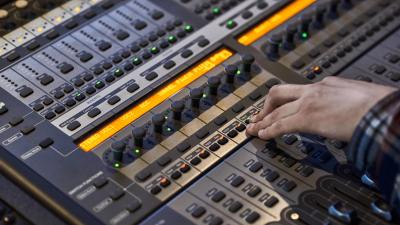 Käsi musiikkilaitteella