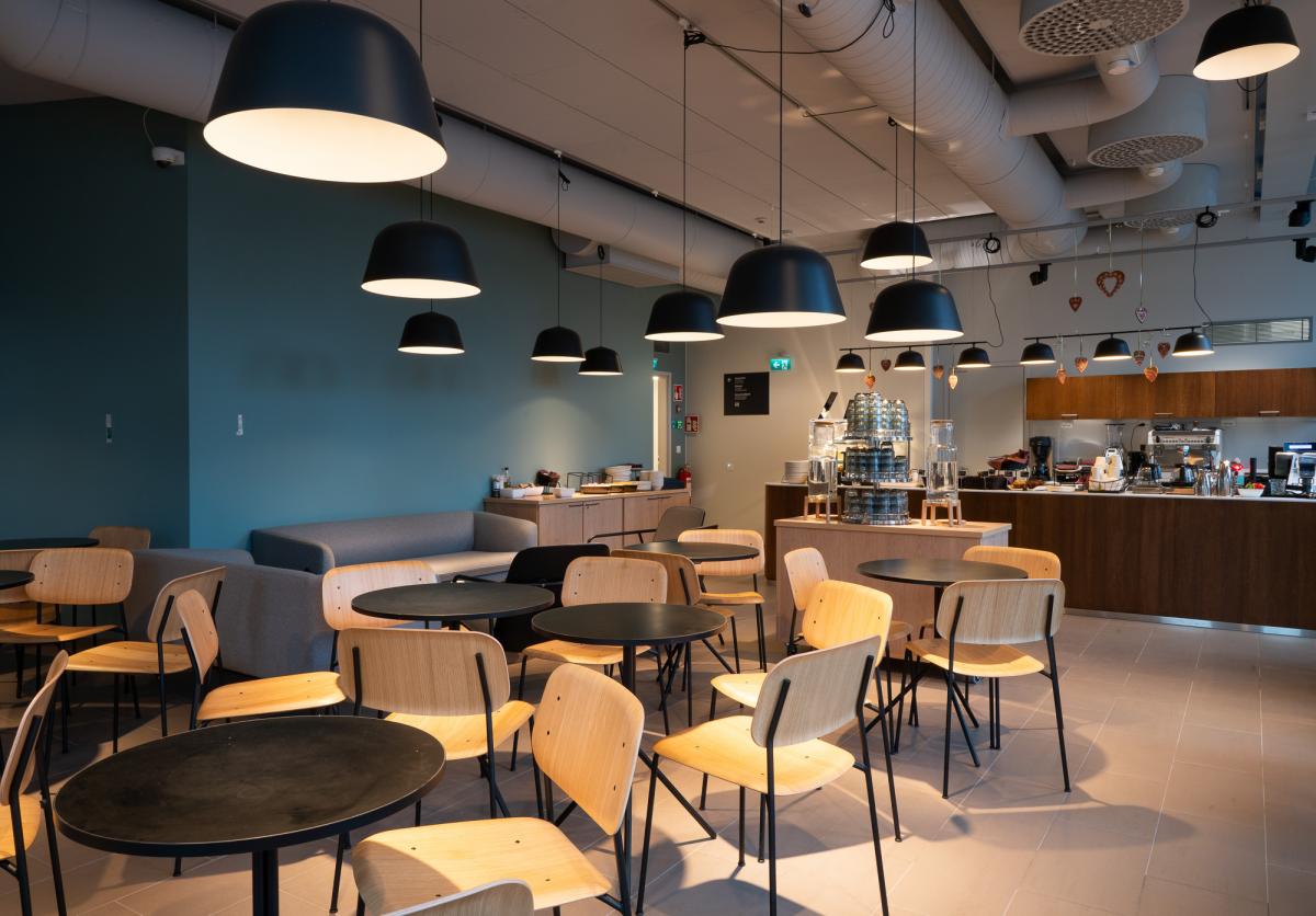 Cafe feeniksin pöytiä ja tuoleja