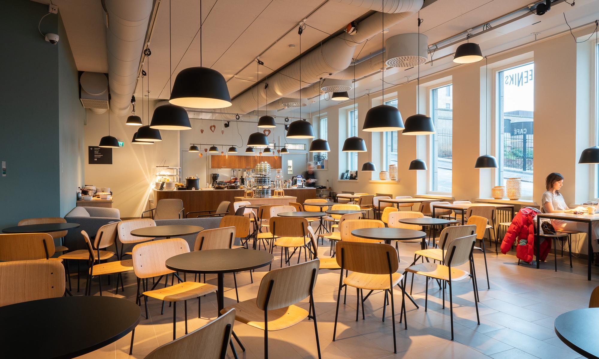 Cafe Feeniks kuvattuna ulko-ovelta