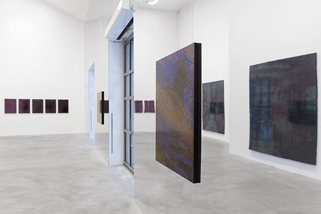 Taideteoksia esillä galleriassa.