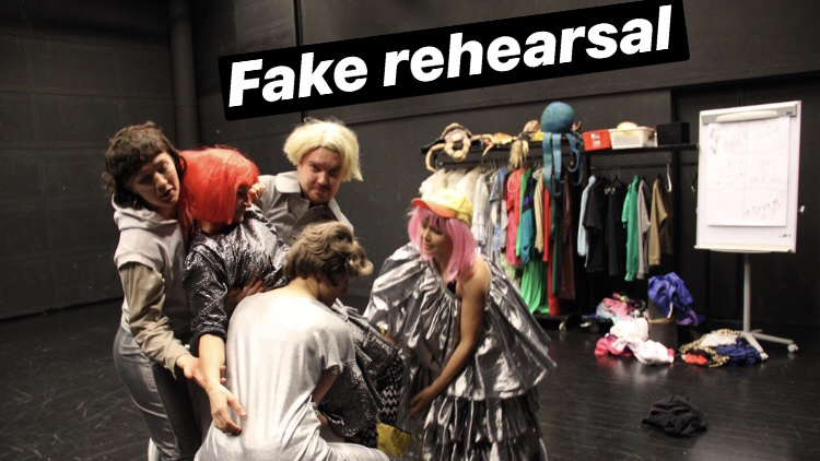 Etualalla ihmisisä, taustalla rekvisiittarekki