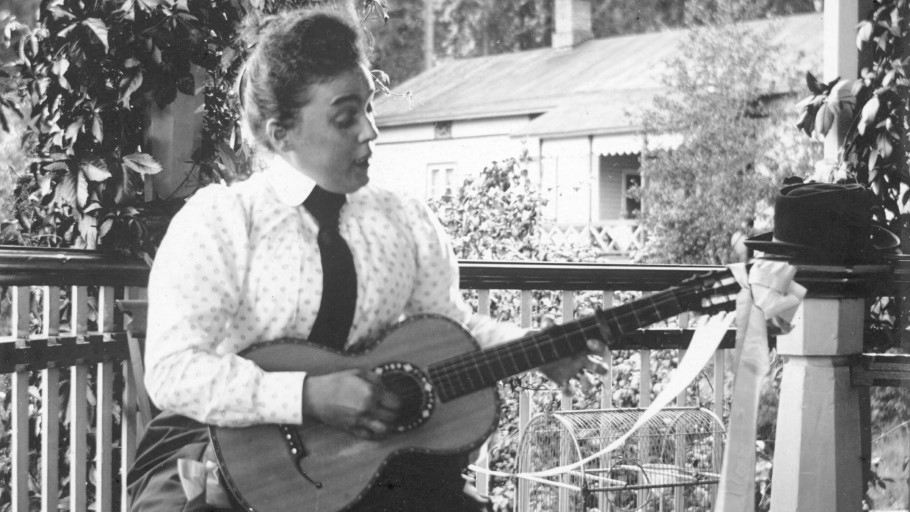 Kuva: Kitaraa soittava nainen (n. 1900, Helsingin kaupunginmuseo)