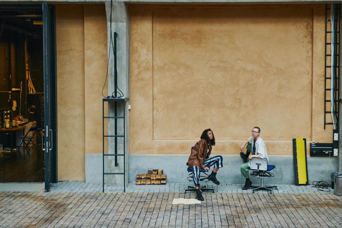 Kaksi opiskelijaa Taideyliopiston Teatterikoulun torilla.