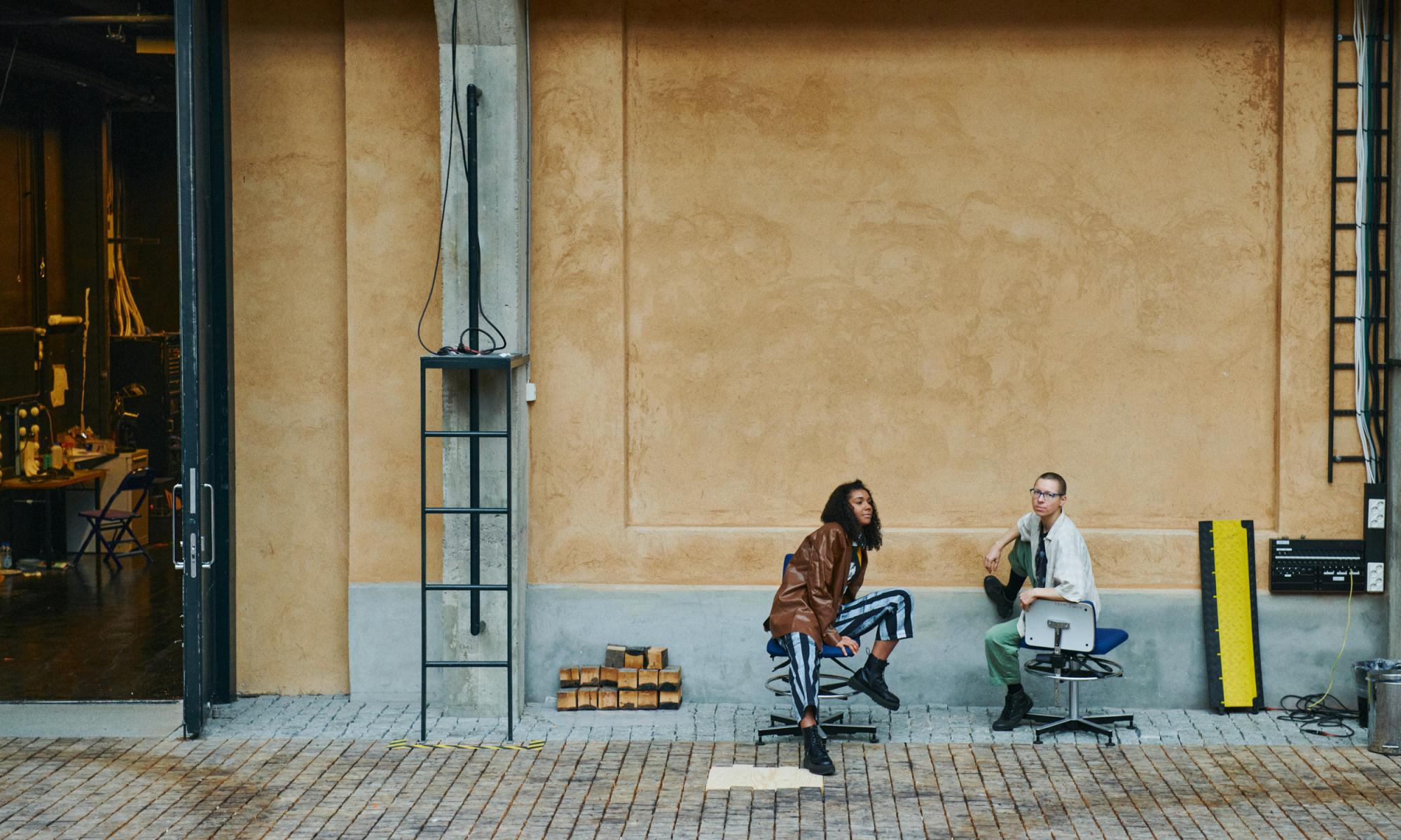 Kaksi opiskelijaa Taideyliopiston Teatterikoulun torilla.