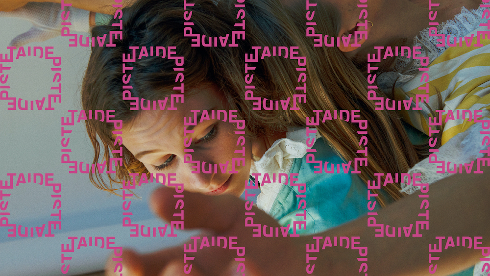 Kaksi opiskelijaa roolivaatteissa selät vastakkain