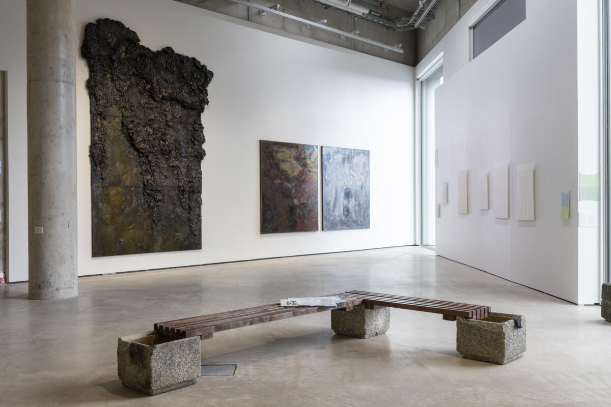 Teoksia galleriatilassa, jossa on suuret ikkunat.