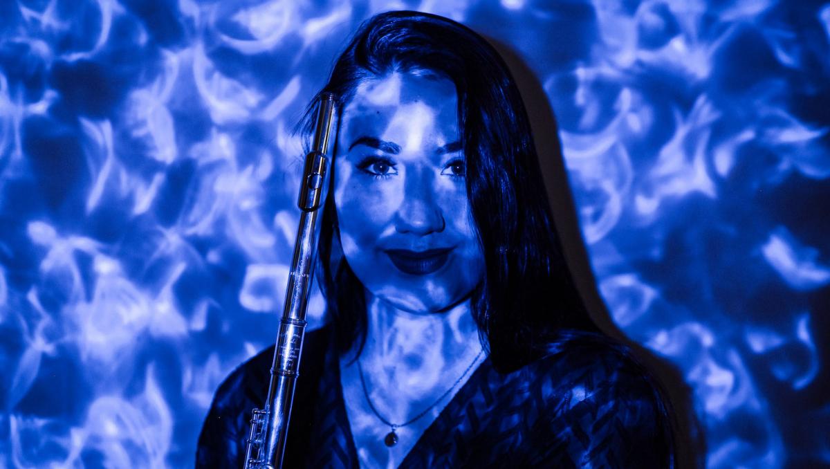 Julia Ilomäki huilunsa kanssa