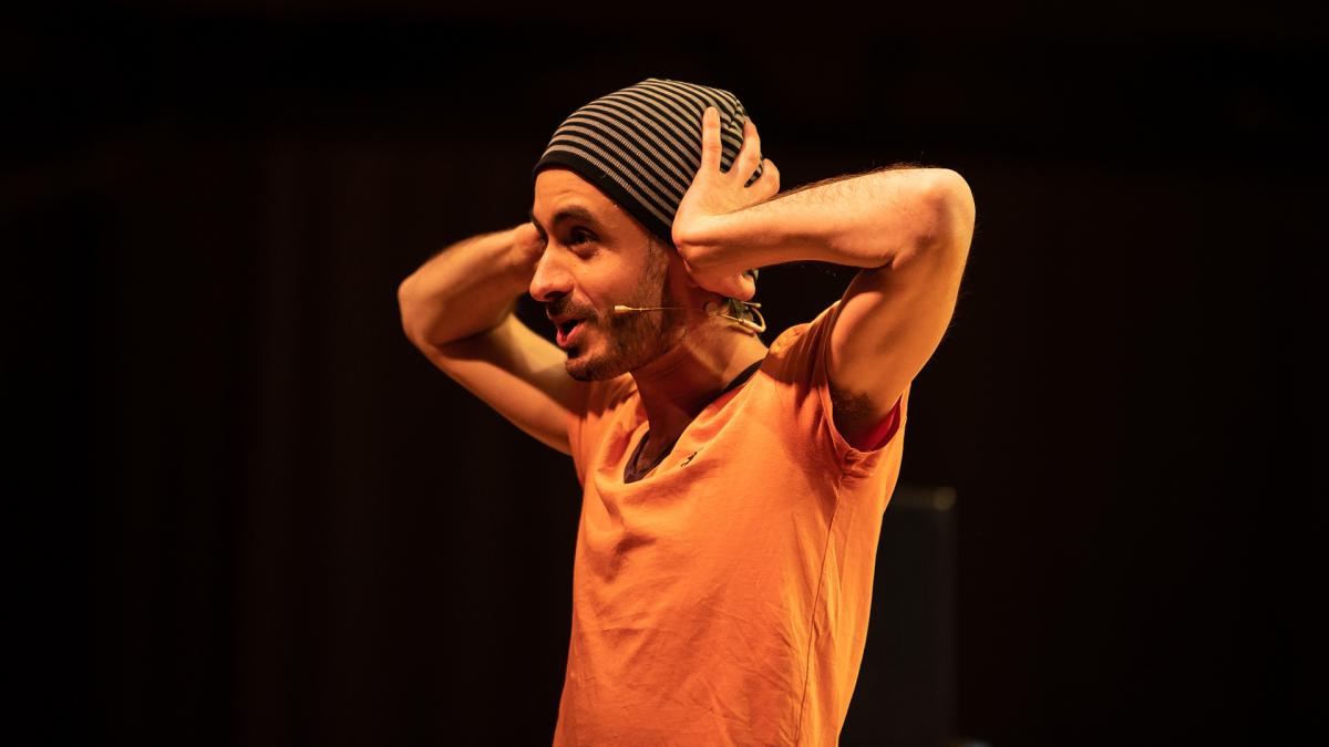 Kuvassa keskellä henkilö kädet korvilla