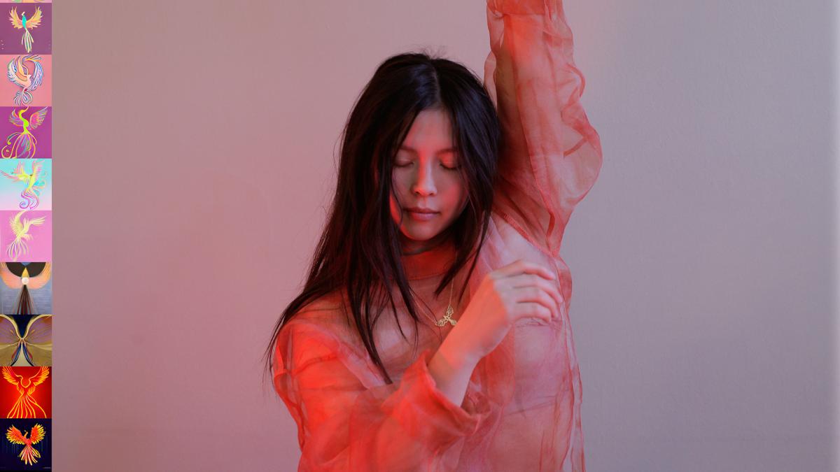 kuvassa henkilö silmät kiinni, toinen käsi ylhäällä.