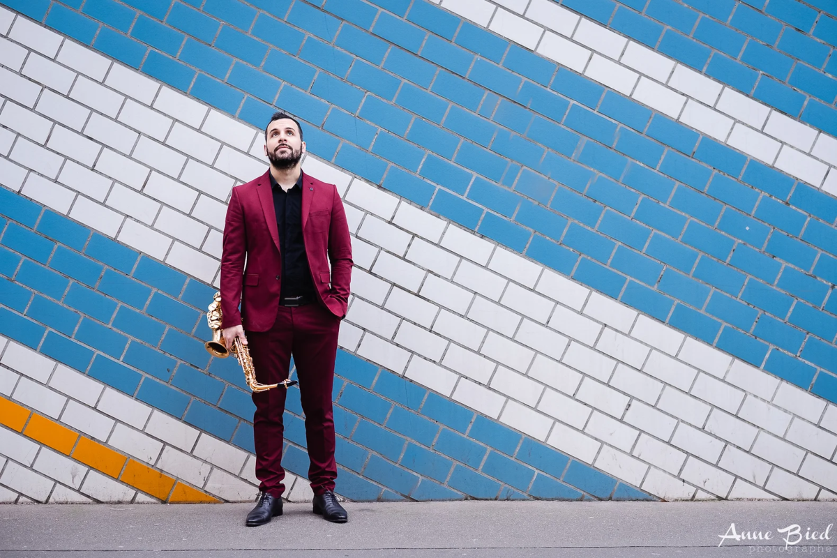 Nicolas saksofonin kanssa