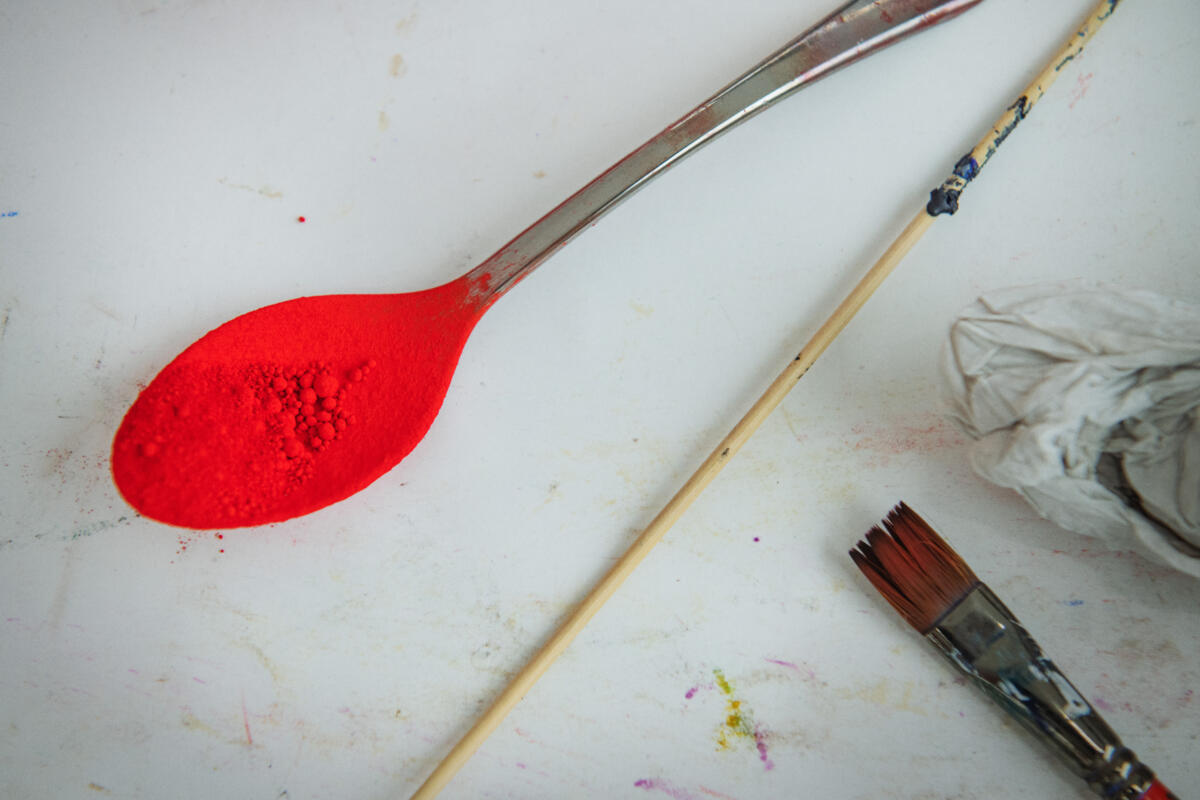 lusikka jossa punaista väriä