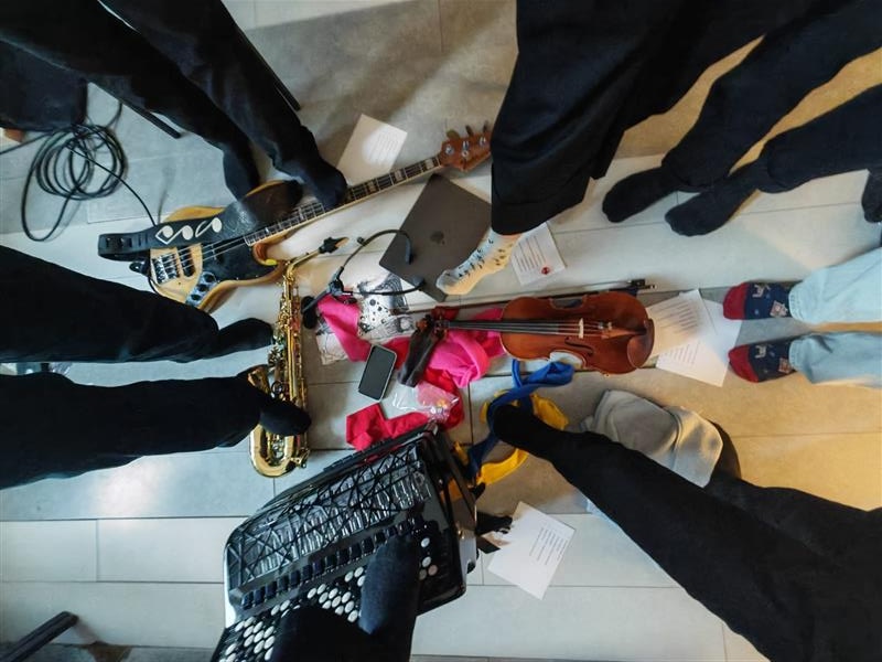 Jalkoja ja musiikkia