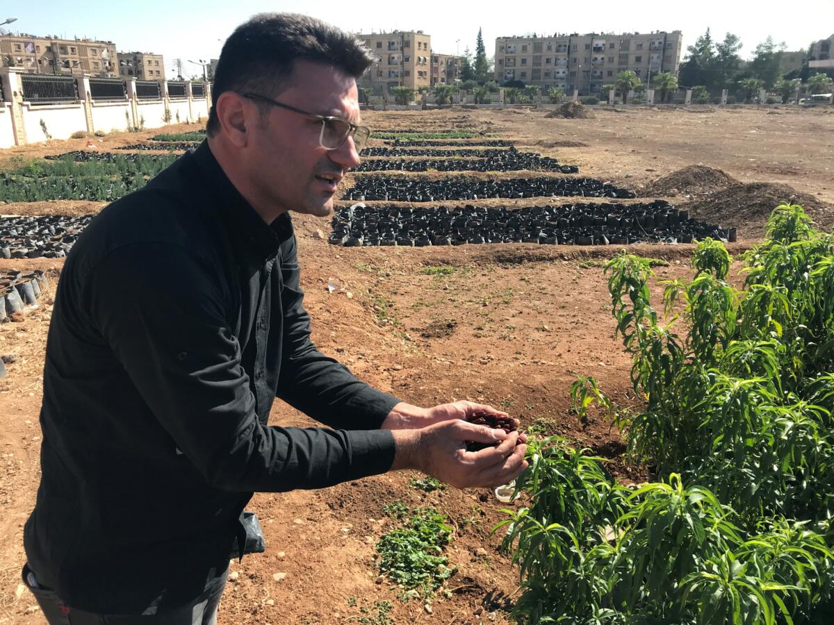 Kuvassa on Green Tress (keziyên kesk) –hankkeen perustaja Ziwer Sheikho.