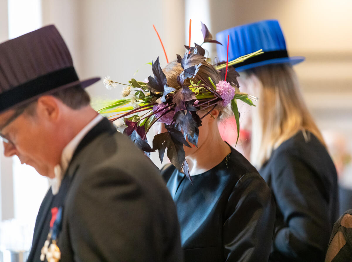 kukka-asetelma päässä